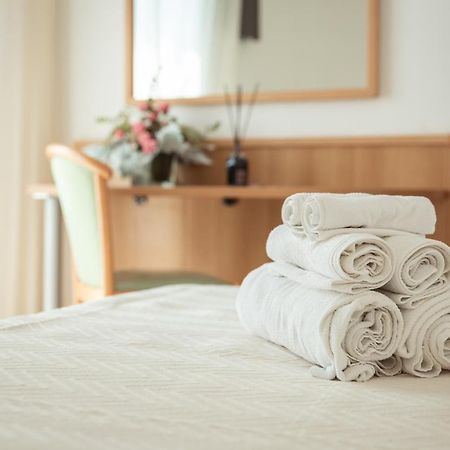 Adria Beach Hotel อัลบา อาดริอาติกา ภายนอก รูปภาพ